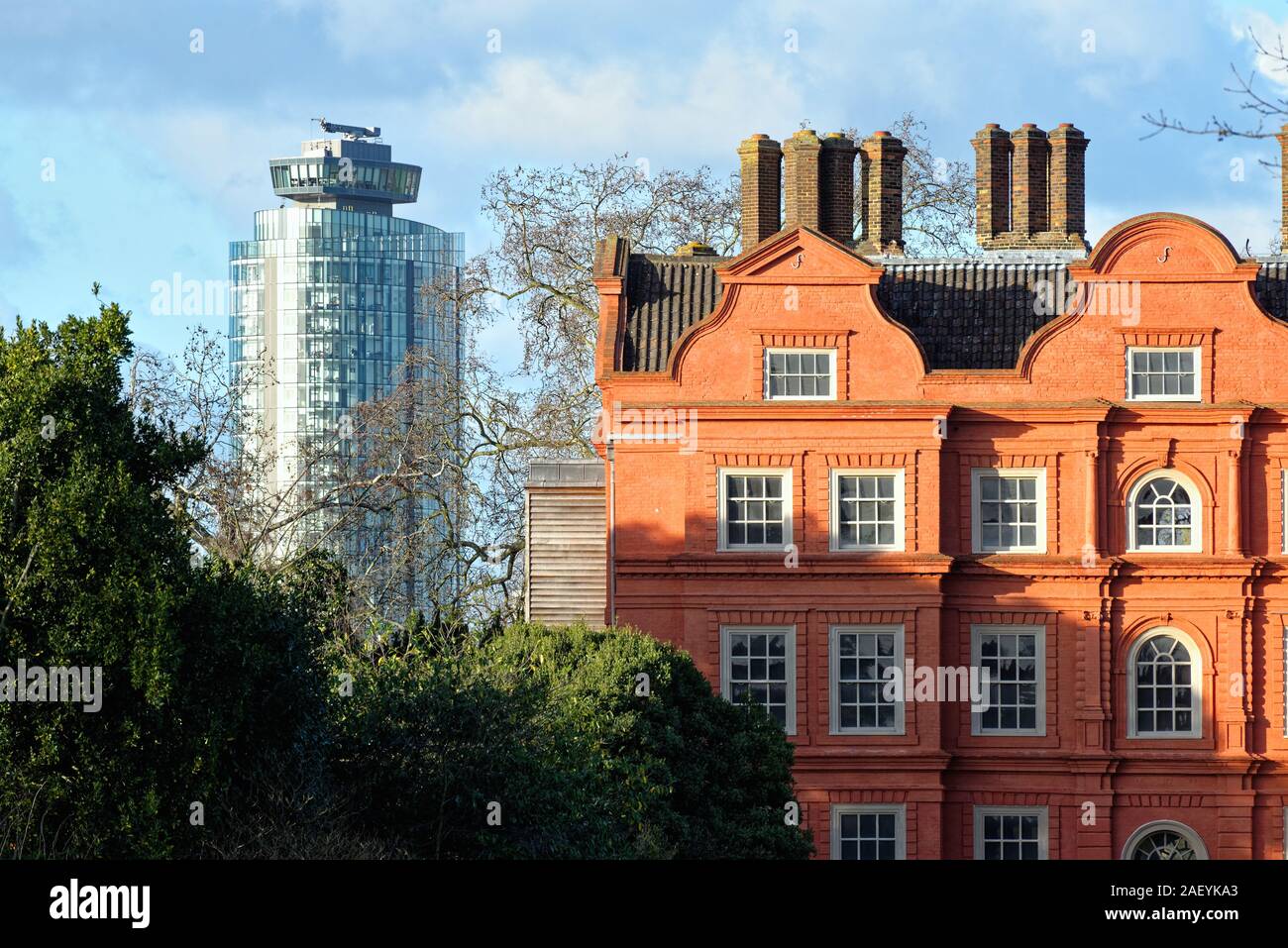 Die Außenseite des Kew Palace in den Royal Botanical Gardens mit der Kew Auge skyscraper hinter Kew West London England Großbritannien Stockfoto