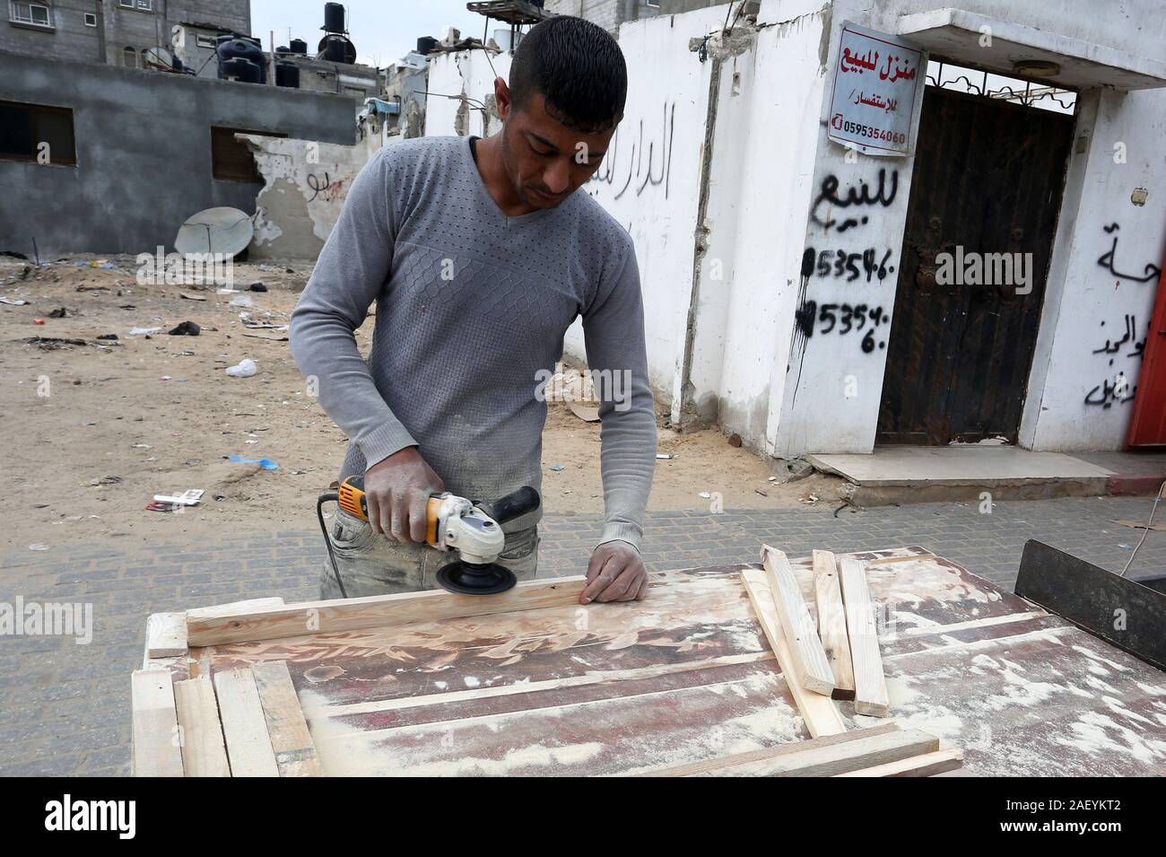 Palästinensischen Mann macht Stühle aus Holz, wegen ihrer Unfähigkeit, neues Holz zu kaufen, weil der sich verschlechternden wirtschaftlichen, im Gazastreifen. Stockfoto