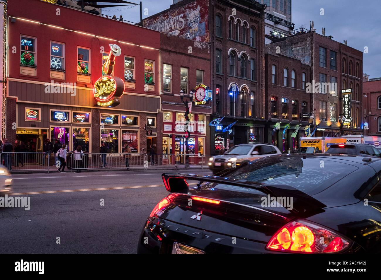 Nashvilles berühmter Broadway-Streifen berühmt für all seine Live-Musik-Schauplätze und Bars, die den ganzen Tag über Country- und Western-Sounds ausblieren. Es ist ein riesiger . Stockfoto