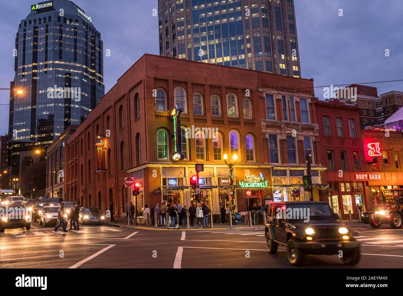 Nashvilles berühmter Broadway-Streifen berühmt für all seine Live-Musik-Schauplätze und Bars, die den ganzen Tag über Country- und Western-Sounds ausblieren. Es ist ein riesiger . Stockfoto