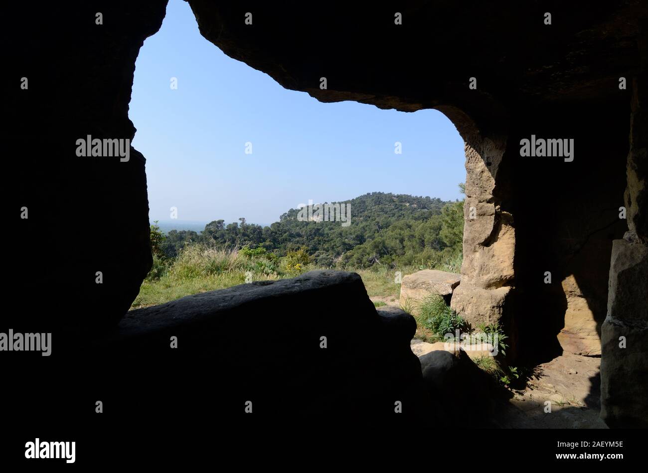 Blick von Prehstoric Wohnhöhle in verlassenen Höhlendorf, Grottes de Calès, mit Rock-Cut Häuser in Calès Lamanon Alpilles Provence Frankreich Stockfoto