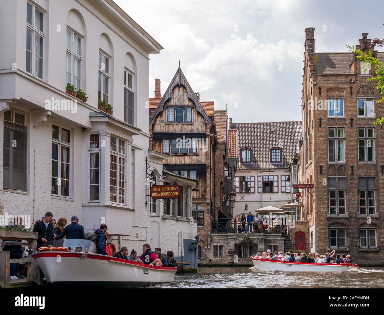 Menschen und Boote, Ecke Kraanrei und Kanäle Groenerei in der historischen Altstadt von Brügge, Belgien. Stockfoto