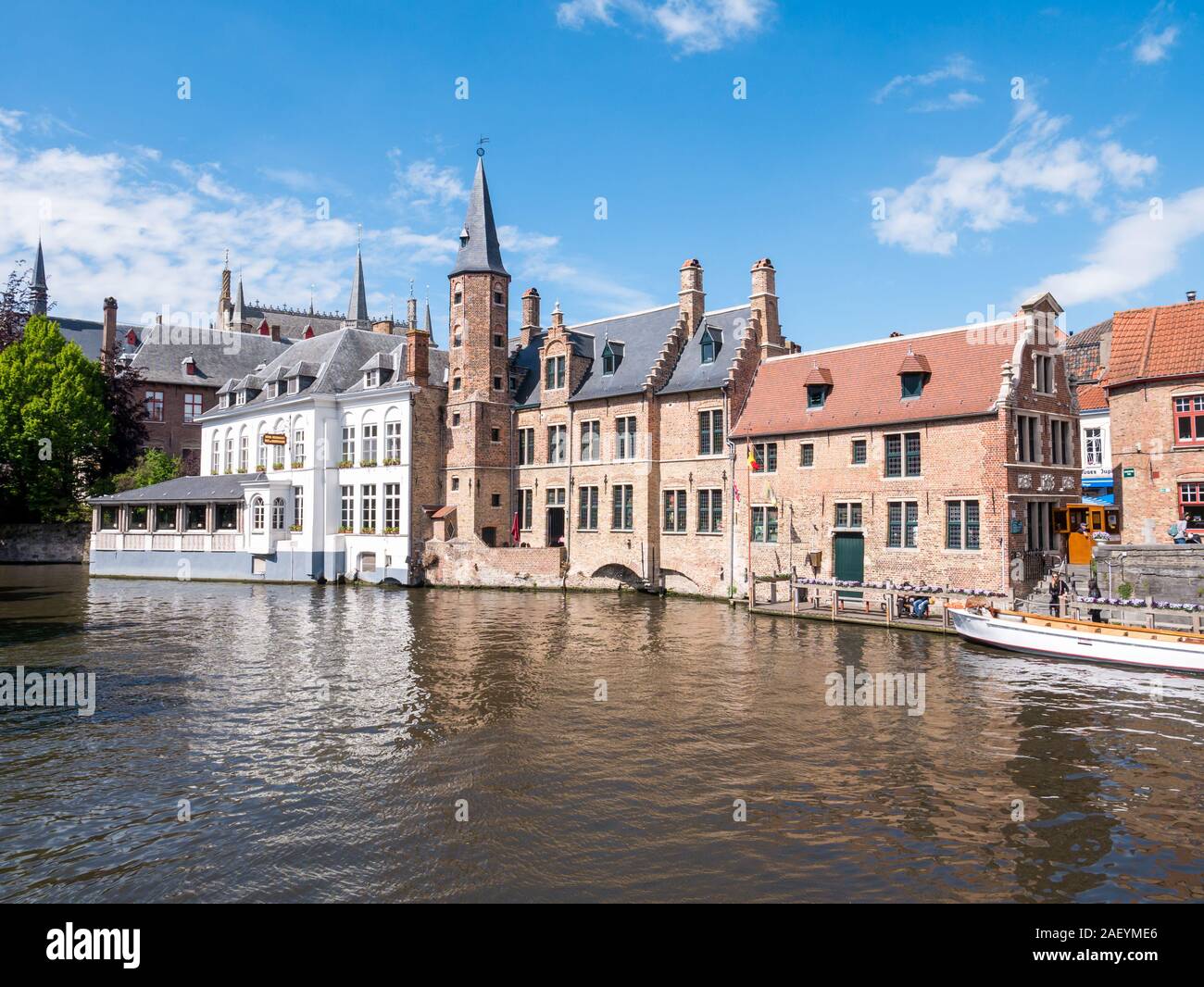 Historische Zunfthaus der Gerber und Hotel entlang Dijver Canal in der Altstadt von Brügge, Belgien. Stockfoto