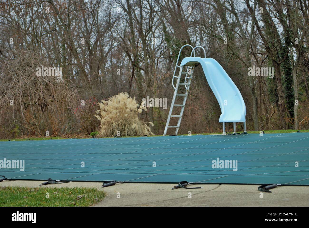 Garten Swimmingpool mit Sprungbrett und pool Folie tarped und geschlossen für den Winter Stockfoto