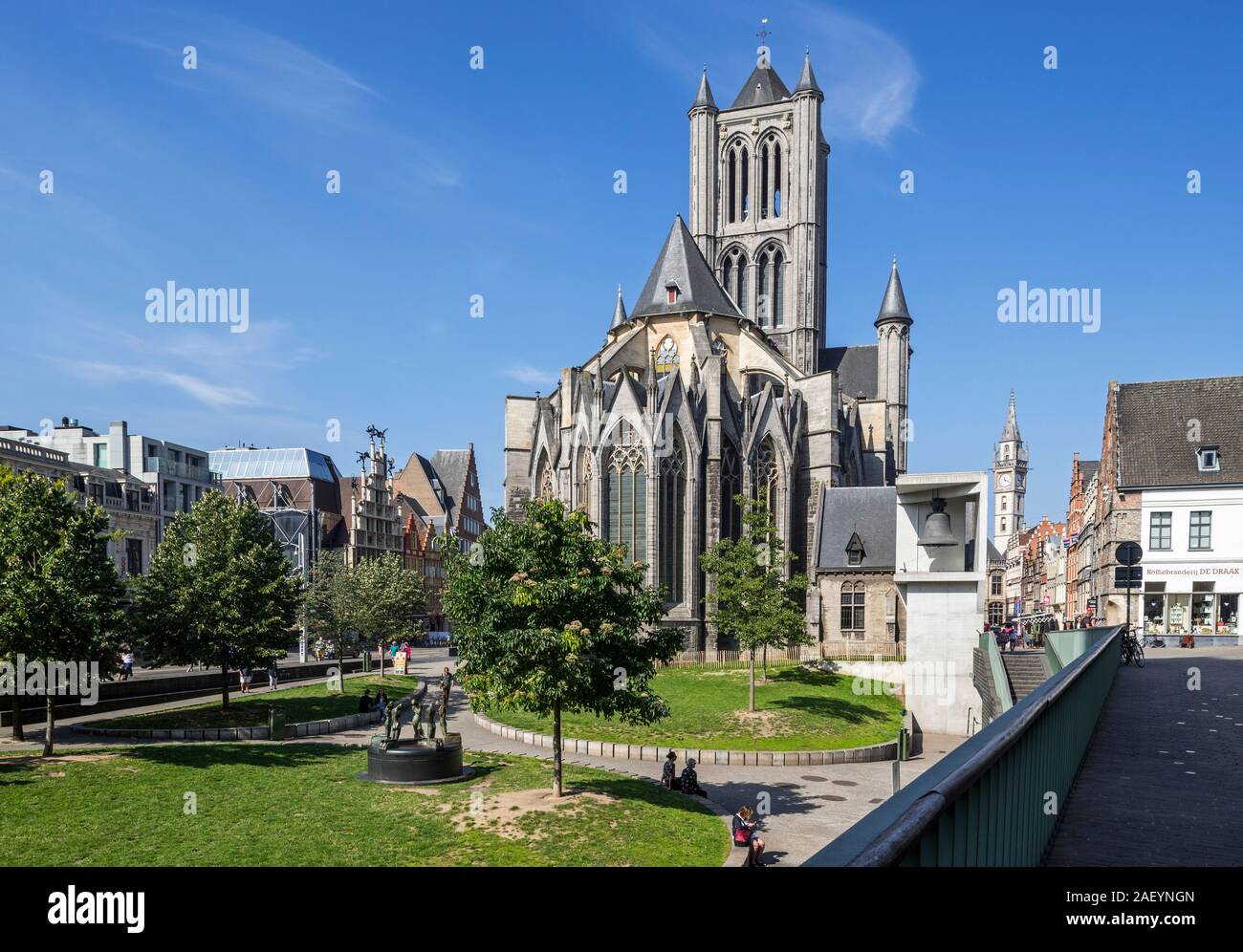 Saint Nicholas' Church/Sint-Niklaaskerk und die Emile Braunplein mit der Glocke Klokke Roeland in der Stadt Gent, Flandern, Belgien Stockfoto