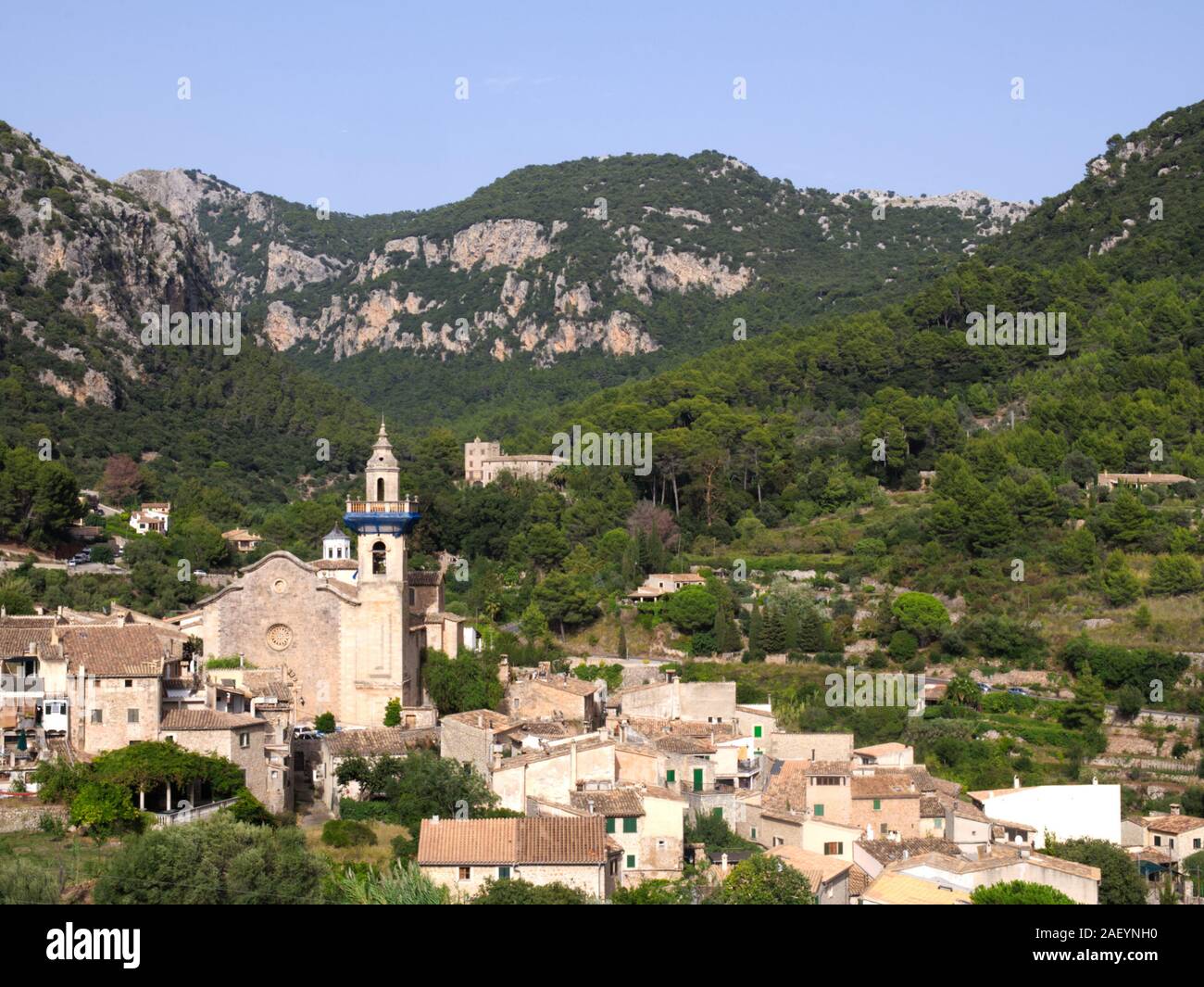 Die schöne Stadt Valdemosa, Palma de Mallorca, Balaeric Insel von Spanien. Hoch in den Bergen die Aussicht und die Architektur sind atemberaubend Stockfoto