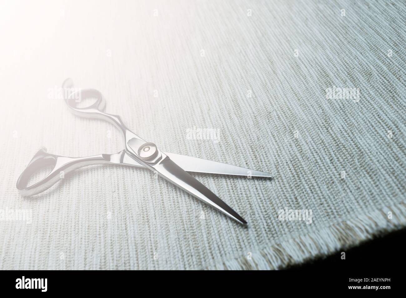 Stilvolle professionelle Friseurscheren; Friseur Konzept; Haarschnitt Zubehör. Stockfoto