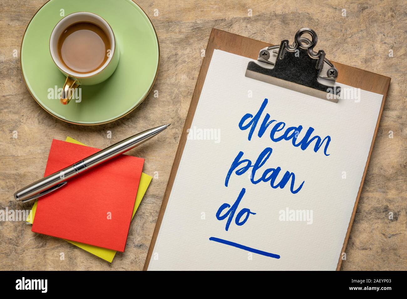 Träumen, Planen, Tun - Handschrift auf einem Klemmbrett mit einer Tasse Kaffee. Inspirational Phrase für die persönliche Entwicklung, Selbstverbesserung, Bildung, Busin Stockfoto