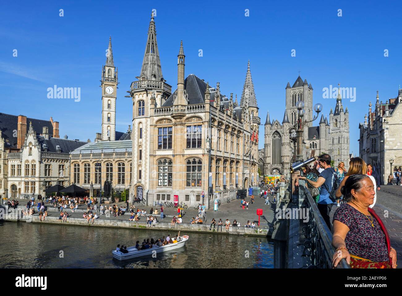 Schiff mit Touristen auf dem Fluss Lys mit Blick über guildhalls an der Graslei / Gras Lane in der Stadt Gent/Gent, Flandern, Belgien Stockfoto