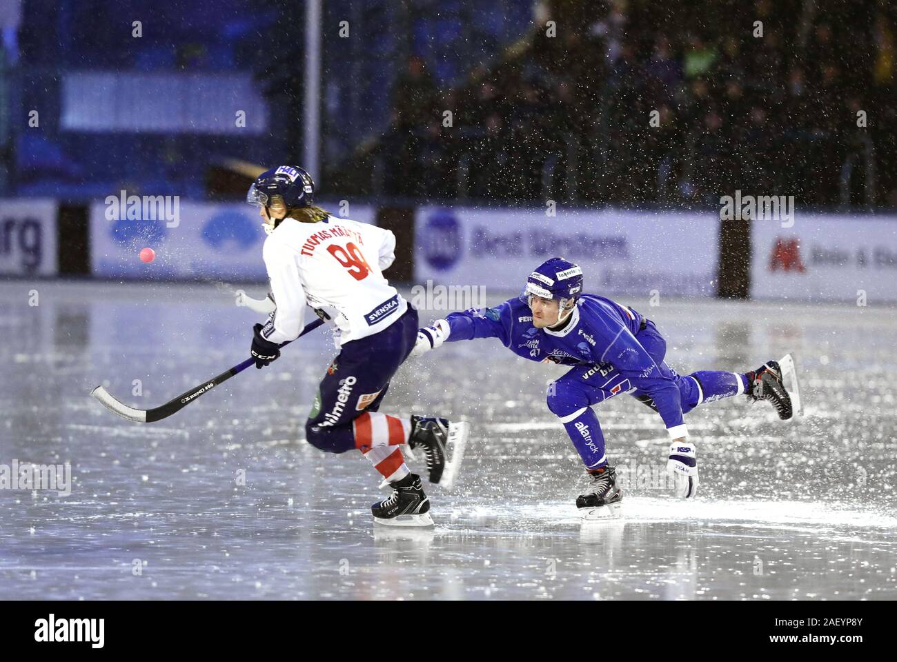 MOTALA 20191116 Bandy ich Elitserien mellan IFK Motala-Edsbyn på K Bygg Arena. IFK: s Nr. 41 Elias Gillgren jagar Edsbyns nr 66 Tommi Määttä. Foto Jeppe Gustafsson Stockfoto