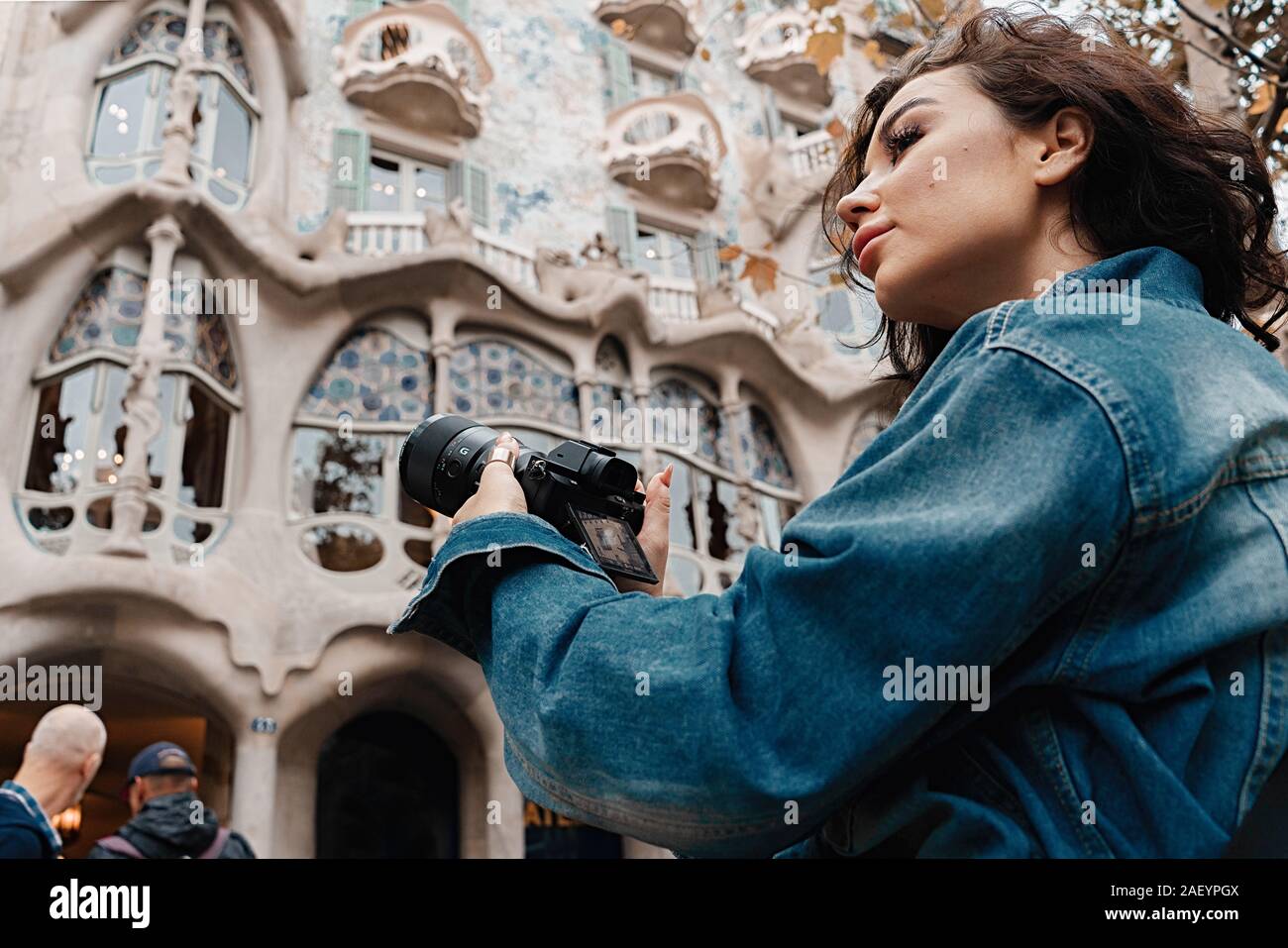 Attraktive schöne Frau Blogger Traveler Fotos machen in Barcelona Zentrum. Travel Blogger. Europäischen Ferien voller Glück. Stockfoto