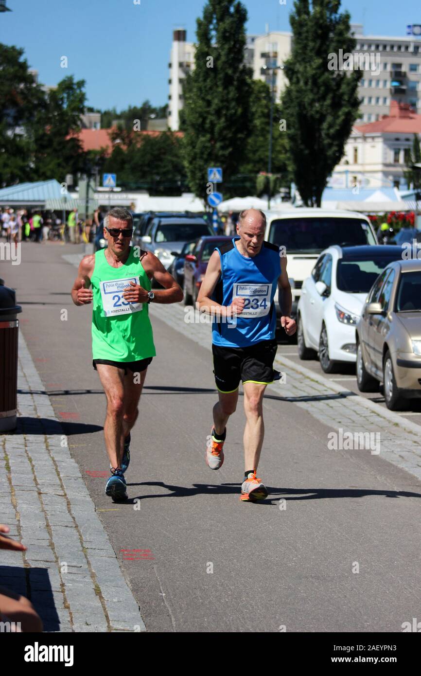 Männer im mittleren Alter mit Pyhän Olavin Marathon in Savonlinna, Finnland Stockfoto