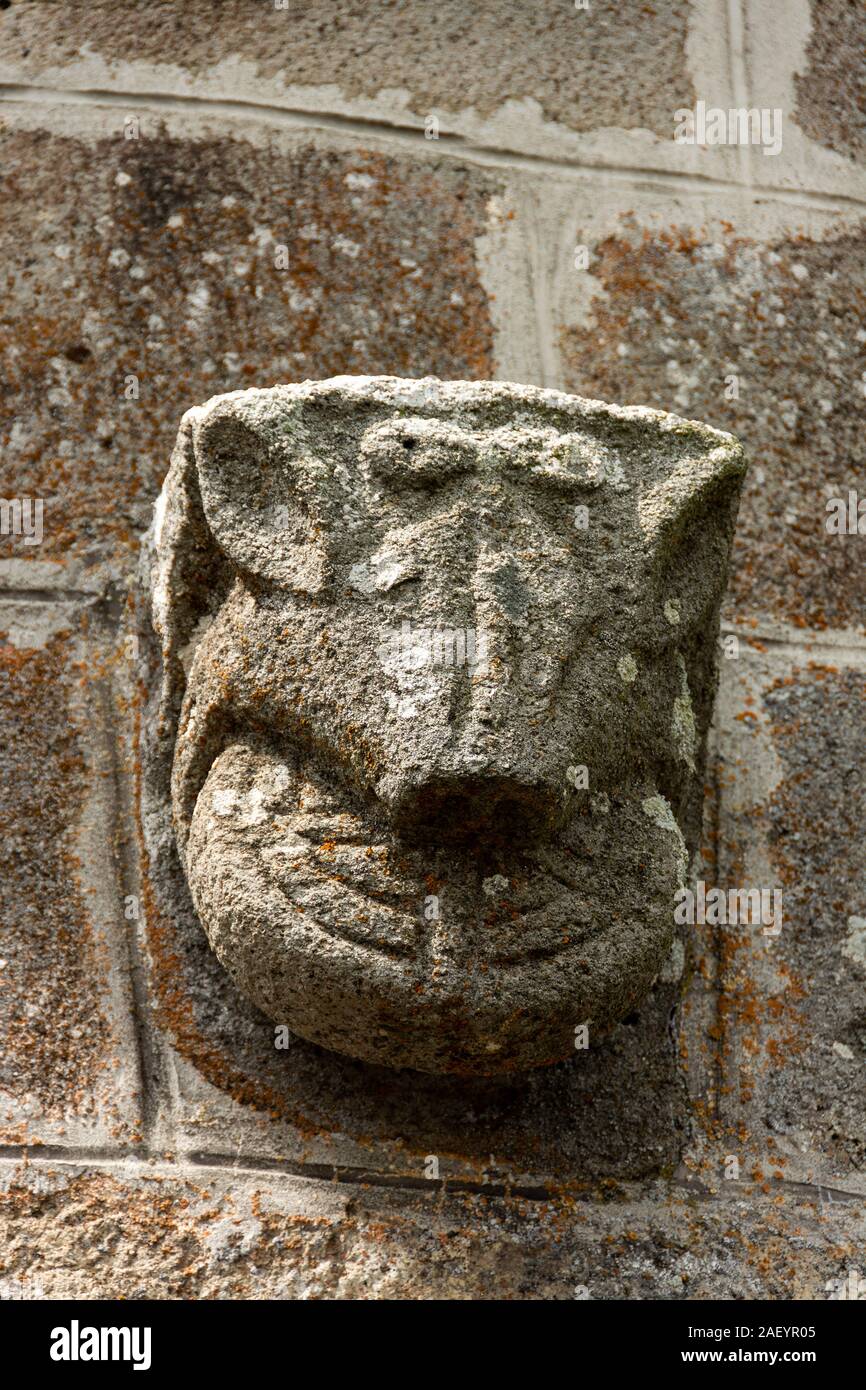 Modillon symbolisiert die Sünde der Lust. Die romanische Kirche von La Godivelle. Cezallier region, Puy de Dome, Auvergne-Rhone-Alpes, Frankreich Stockfoto