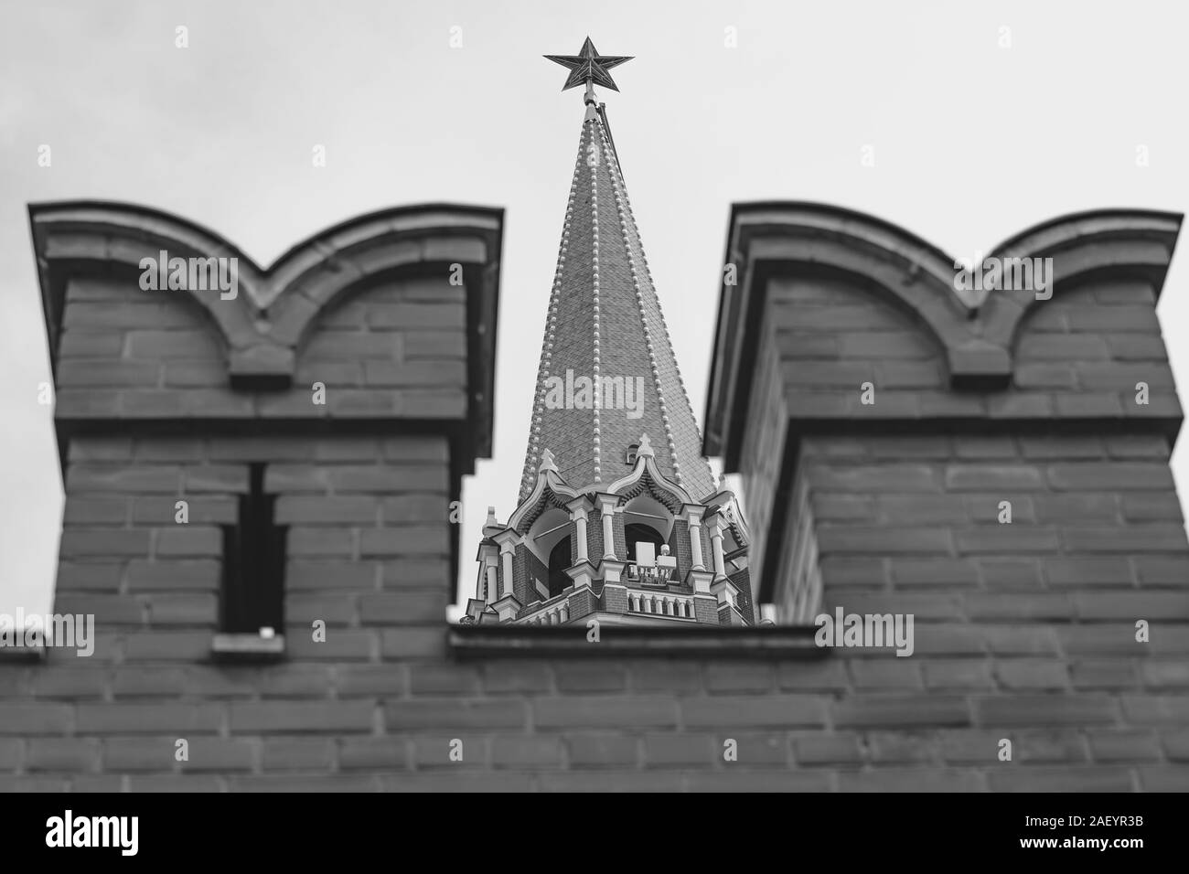 Der Kreml in Moskau Turm mit einem roten Stern gegen den blauen Himmel Stockfoto