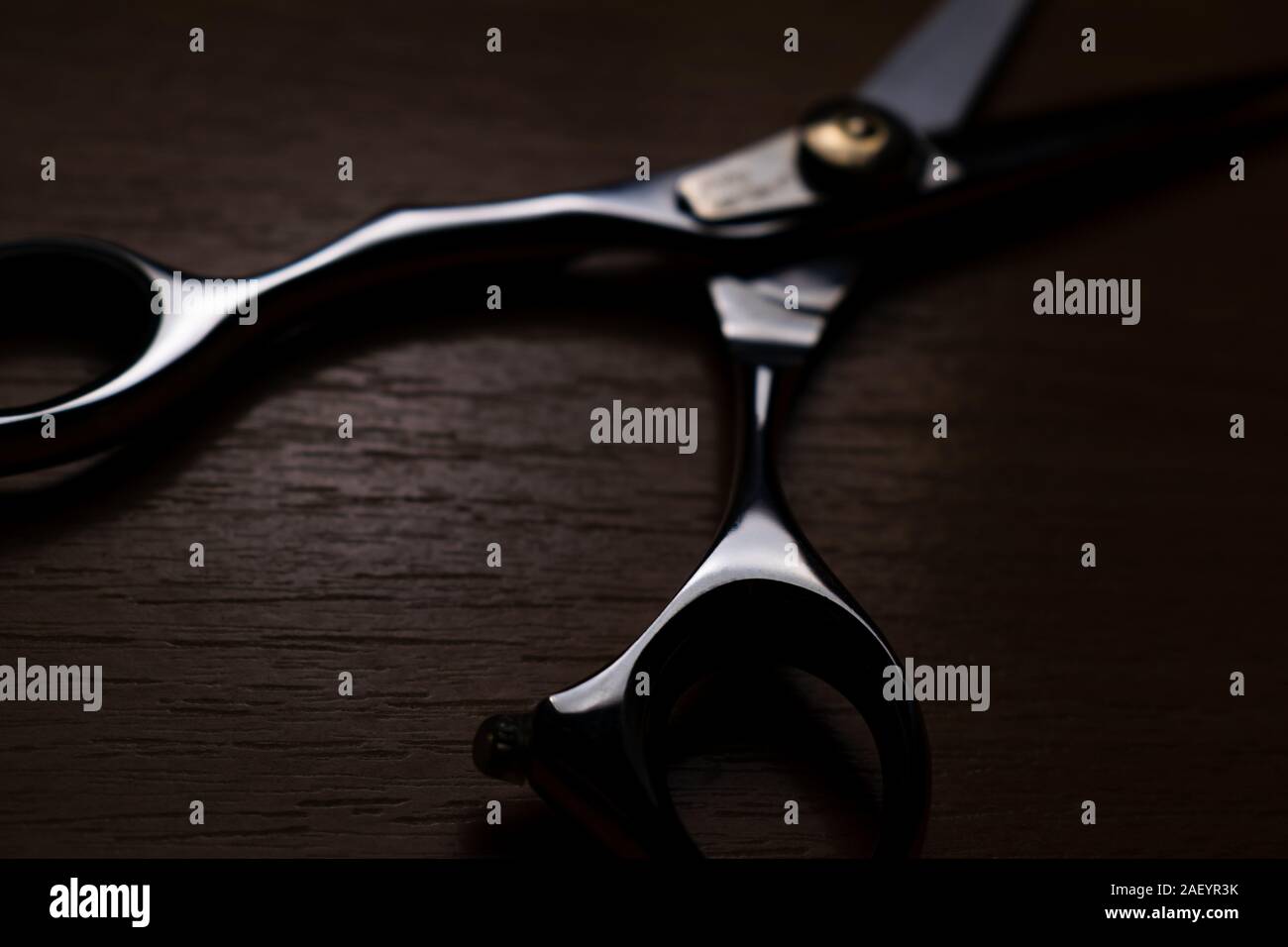 Professionelle Schere auf schwarzem Hintergrund Stockfoto