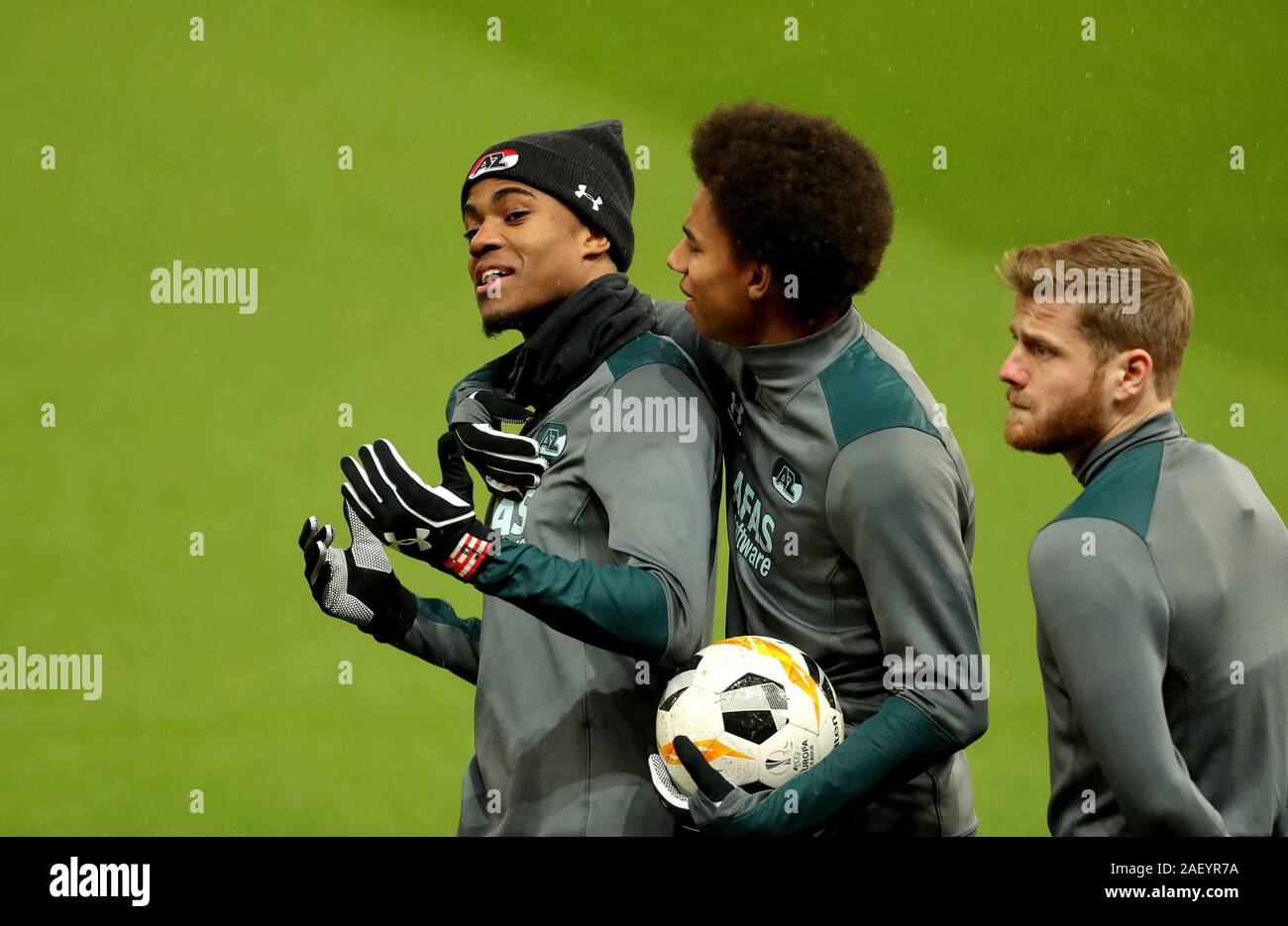 Die AZ Alkmaar Myron Boadu (links) und Calvin Stengs (Zweiter von rechts) während des Trainings im Old Trafford, Manchester. Stockfoto