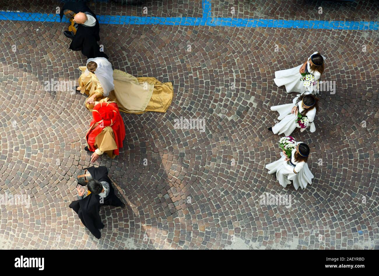 Luftaufnahme von Menschen in mittelalterlichen Kostüm während der historischen Parade der berühmte weiße Trüffel von Alba, Cuneo, Piemont, Italien Stockfoto
