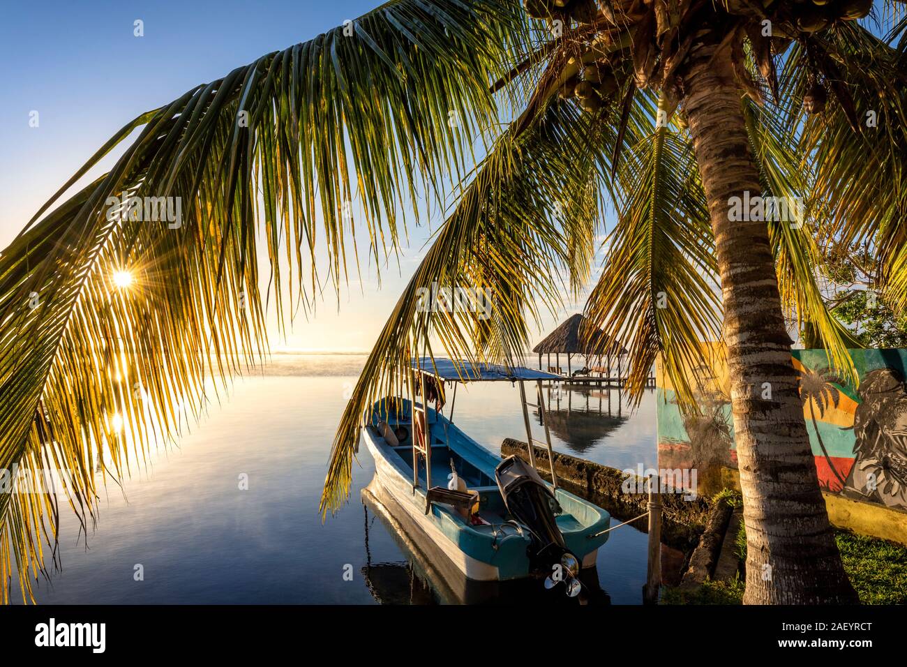 Morgen Szene mit Boot und Palme in Bacalar, Quintana Roo, Mexiko. Stockfoto
