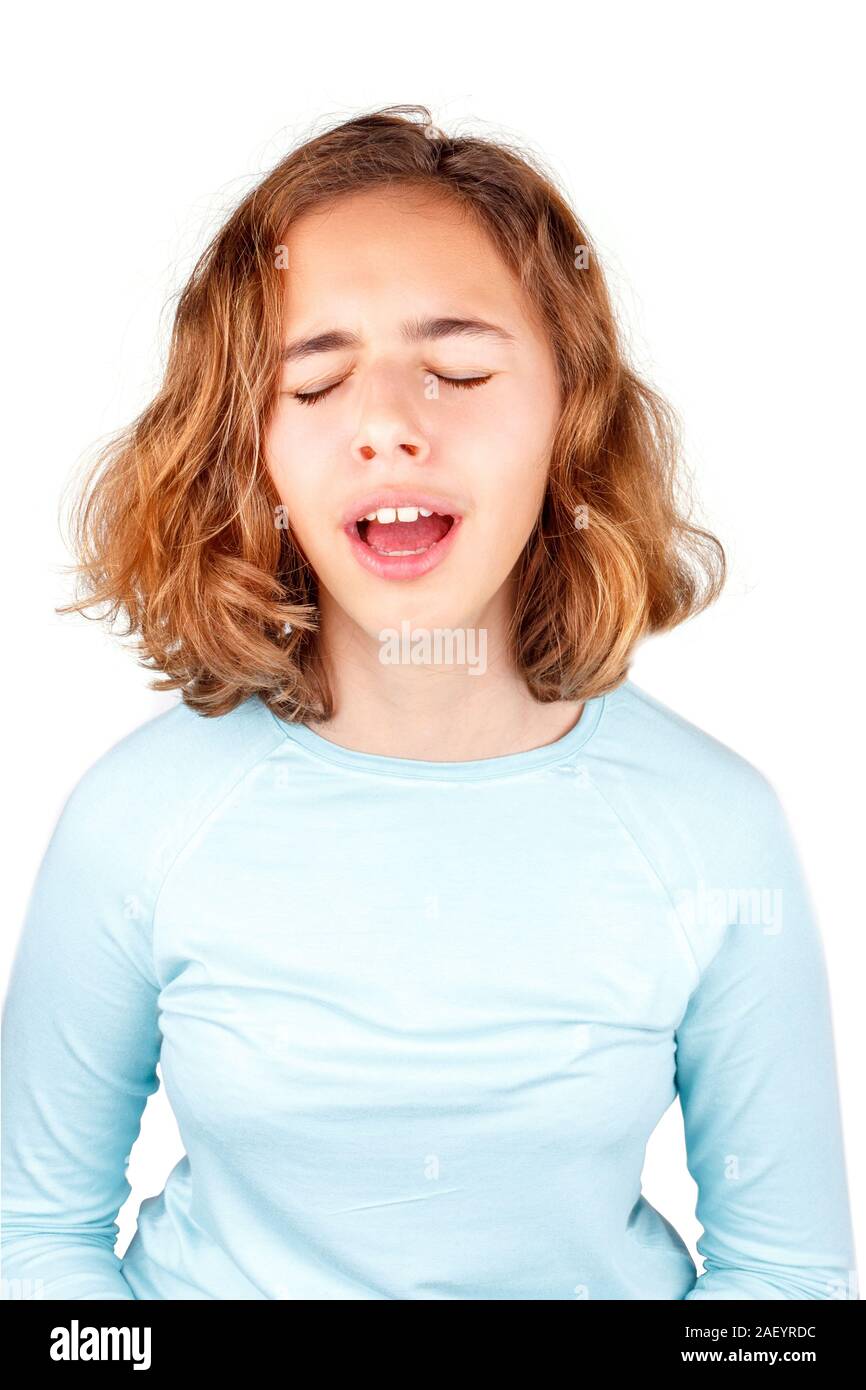 Schöne junge Mädchen mit lockigem Haar singt mit offenen Mund. Gähnen Mädchen Stockfoto