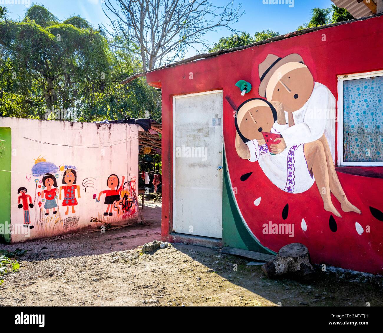 Niedlich Häuser in der Maya Dorf Chaacchoben in der Nähe der Ruinen des gleichen Namens gemalt, Quintana Roo, Mexiko. Stockfoto