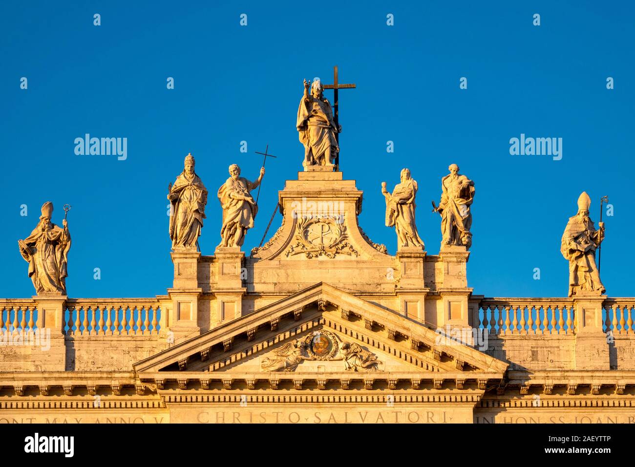 Statuen auf die Fassade von San Giovanni in Laterano, Rom, Italien Stockfoto