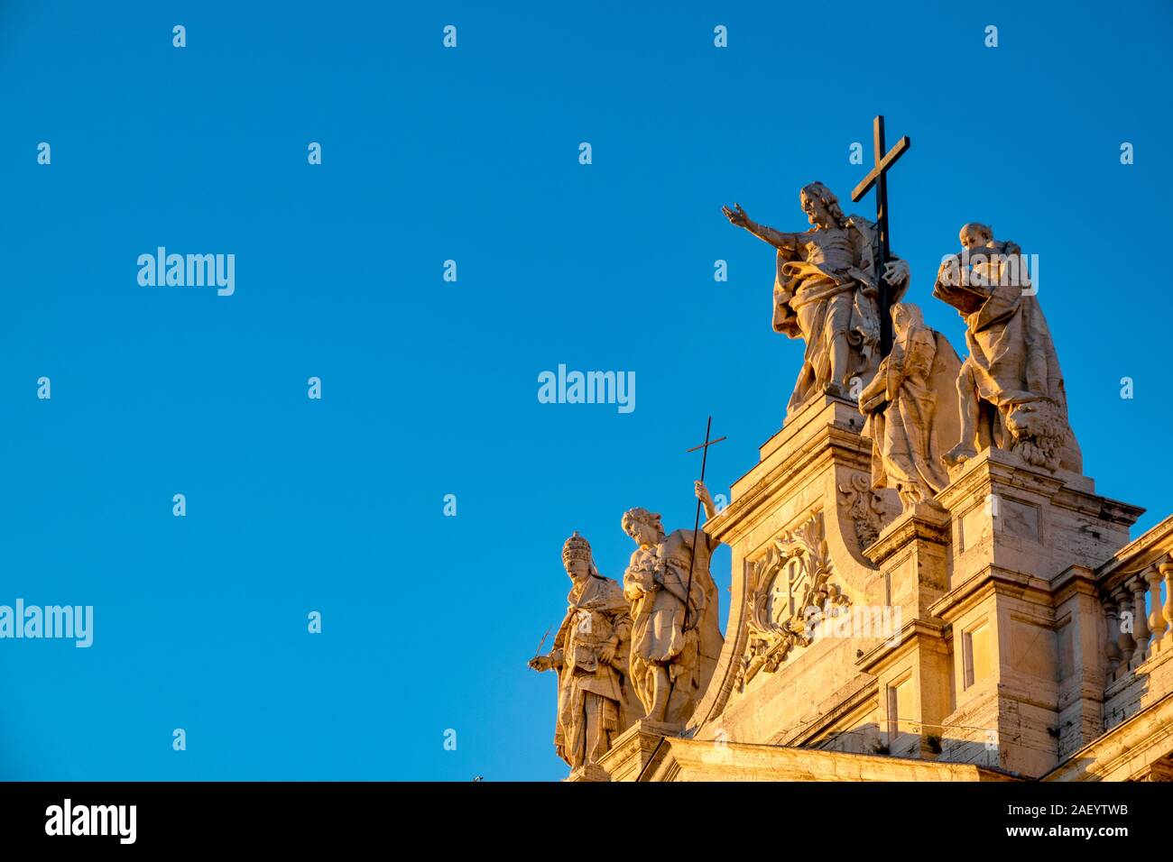 Statuen auf die Fassade von San Giovanni in Laterano, Rom, Italien Stockfoto