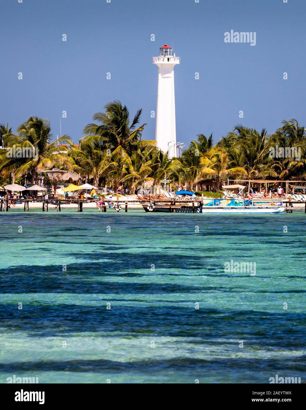 Mahahual Leuchtturm und Strand mit azurblauem Wasser der Karibik im Vordergrund, Quintana Roo, Mexiko. Stockfoto