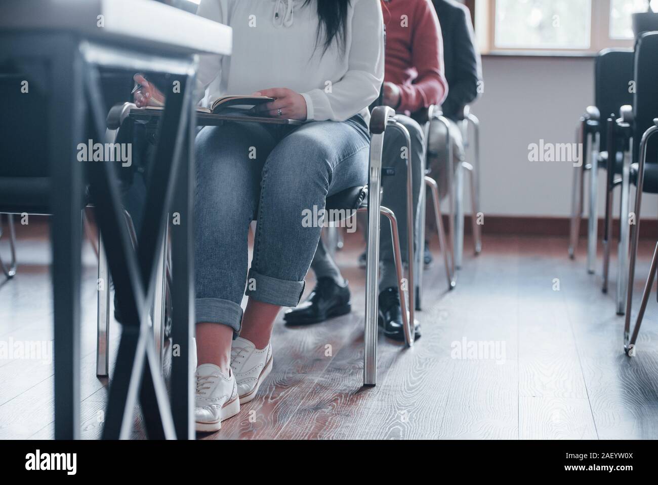 Die Schüler sitzen auf den Stühlen. Gruppe von Personen bei Business Konferenz in modernen Unterricht tagsüber Stockfoto