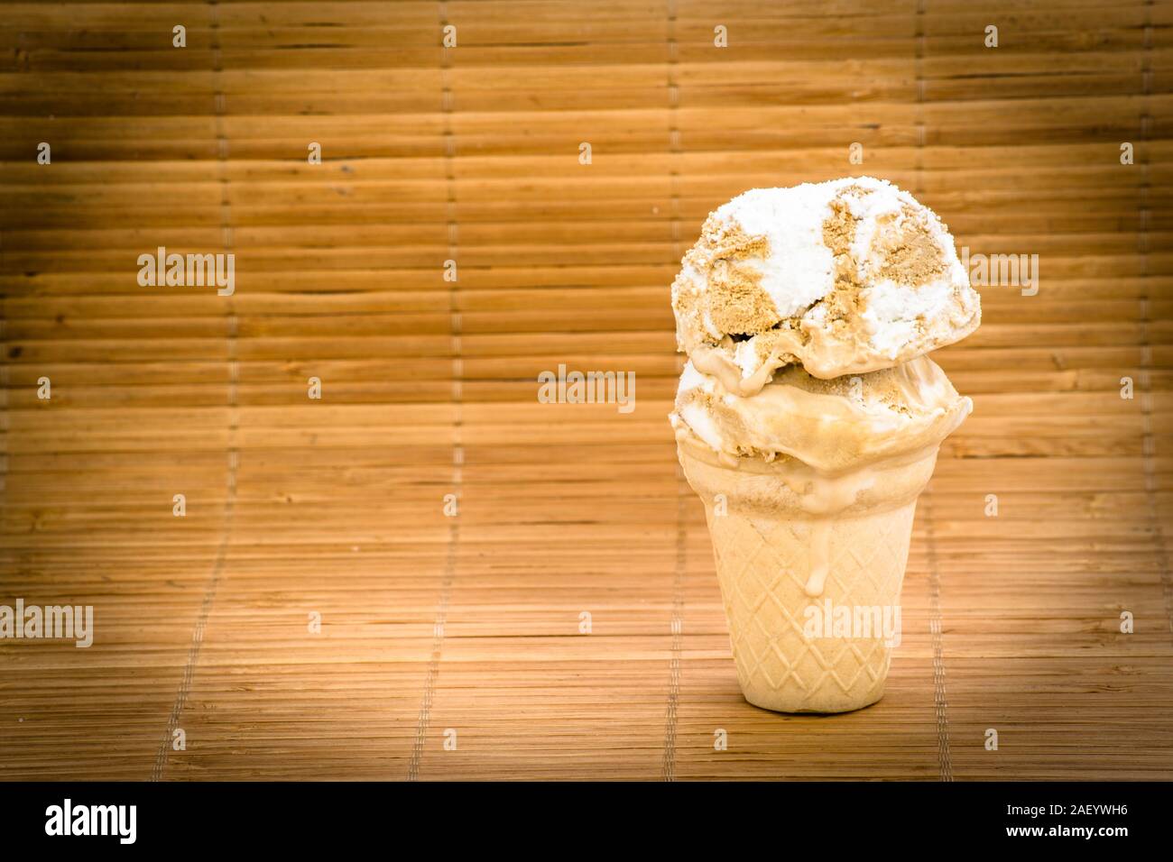 Kugel Eis in der Waffel Kegel Stockfoto