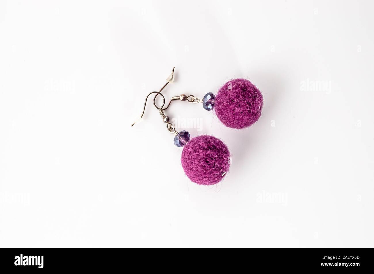 Filz Ohrringe Perlen geformt. Handgefertigte stilvolle Filz Schmuck mit  Heather Farbe aus Perlen auf einem weißen Hintergrund Stockfotografie -  Alamy