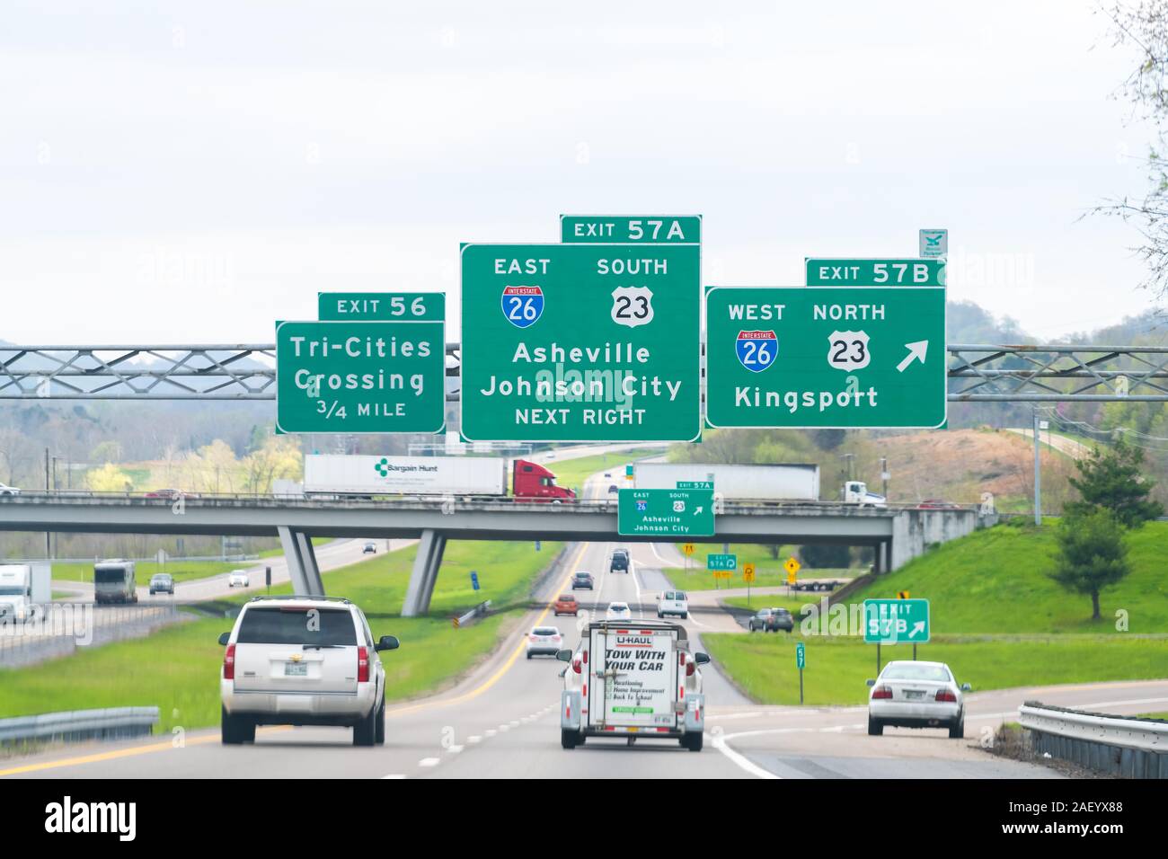 Bristol, USA - 19. April 2018: Asheville und Johnson City Ausfahrt auf der Autobahn in Tennessee auf der Interstate 81 mit Autos auf der Straße Stockfoto