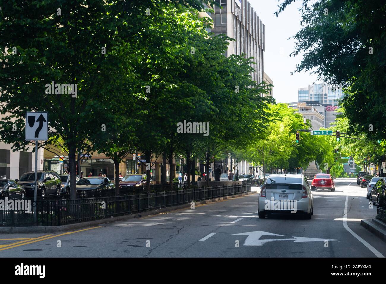 Atlanta, USA - 20. April 2018: Broad Street in Downtown Georgia Stadt mit Autos auf der Straße und melden Sie sich für CNN Stockfoto