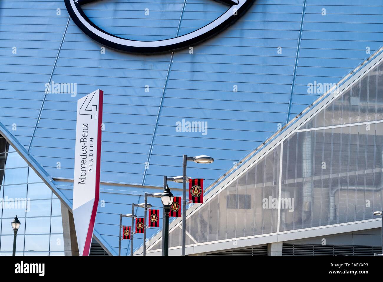 Atlanta, USA - 20. April 2018: Nahaufnahme von Zeichen Banner für Mercedes-Benz-Stadion von außen Gebäude in Georgien Hauptstadt Stockfoto