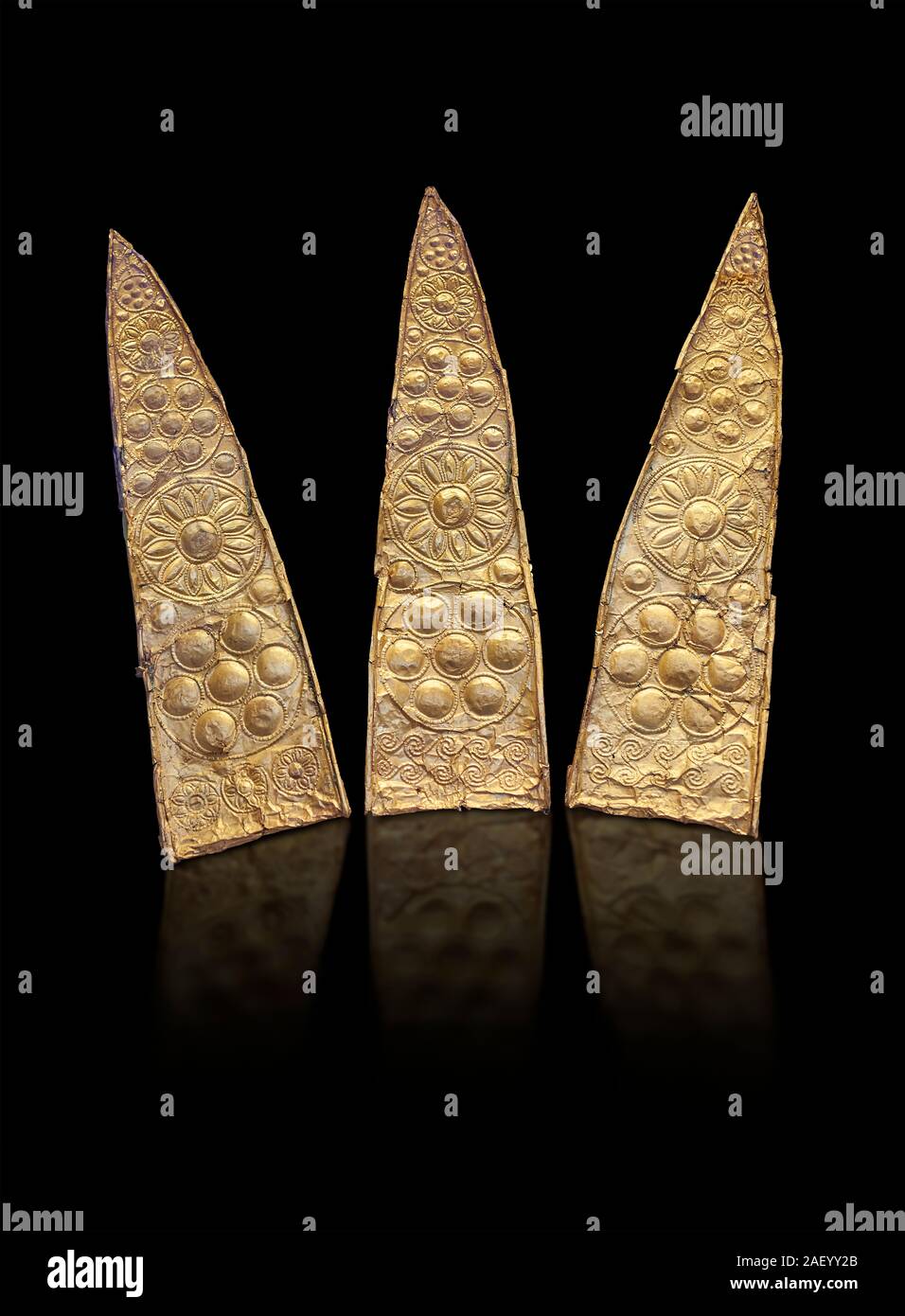 Top blatt Formen einer gold Diadem von Grab III' Grab einer Frau, Grave Kreis ein, Myenae, Griechenland. Archäologisches Nationalmuseum Athen. Schwarz Zurück Stockfoto