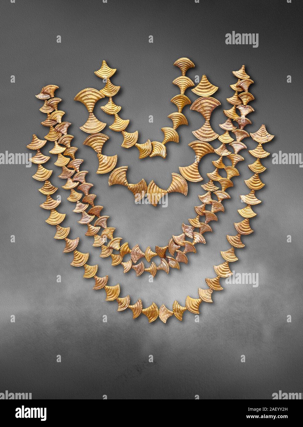 Mykenische gold Halsketten aus Mykene kammer Gräber, Griechenland. Archäologisches Nationalmuseum Athen. Grau Art Hintergrund von oben nach unten: Stockfoto