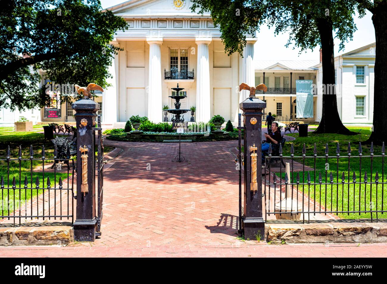 Little Rock, USA - Juni 4, 2019: Old State House Museum Gebäude Capitol Gebäude Eingang mit klassizistischen Säulen Architektur mit Springbrunnen Stockfoto