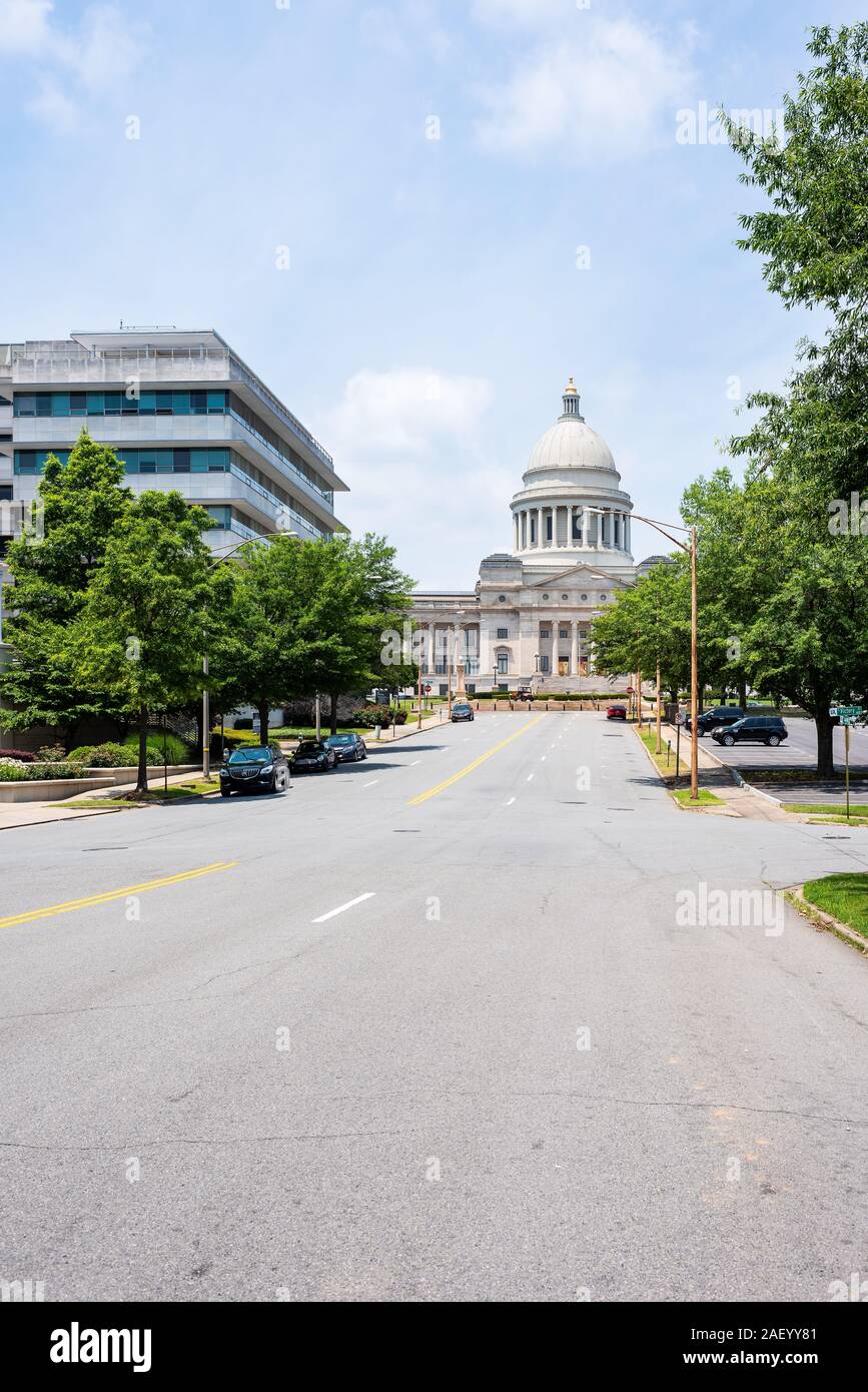 Little Rock, USA - Juni 4, 2019: State Capitol von Arkansas an sonnigen Sommertagen mit Straße Straße und Autos geparkt Stockfoto