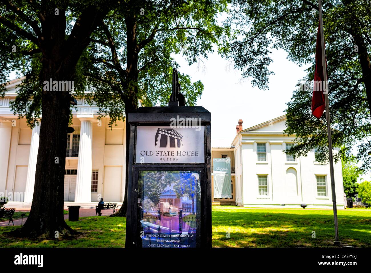 Little Rock, USA - Juni 4, 2019: Old State House Museum Gebäude Capitol Building Eingangsschild mit klassizistischen Säulen Architektur mit Wasser foun Stockfoto