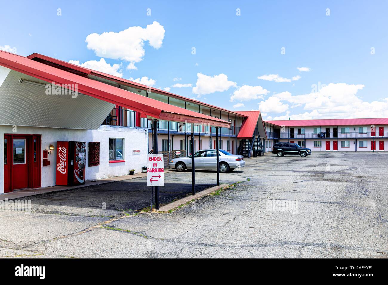 Antonito, USA - Juni 20, 2019: Highway 285 in Colorado mit am Straßenrand alten Vintage Stadt Gebäude für schmale guage Eisenbahn Inn Motel Hotel Stockfoto