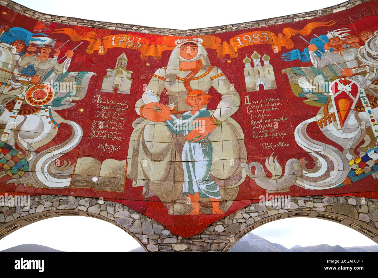 Atemberaubende großes Wandbild Fliese - Arbeiten im Inneren der russisch-georgische Friendship Monument Darstellung georgischen und russischen Geschichte, Gudauri Stadt Georgiens Stockfoto