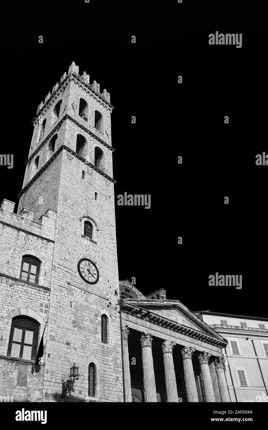 Die Mittelalterlichen Menschen Turm und antike römische Tempel der Minerva in Assisi kommunale Square (Schwarz und Weiß mit Kopie Raum) Stockfoto