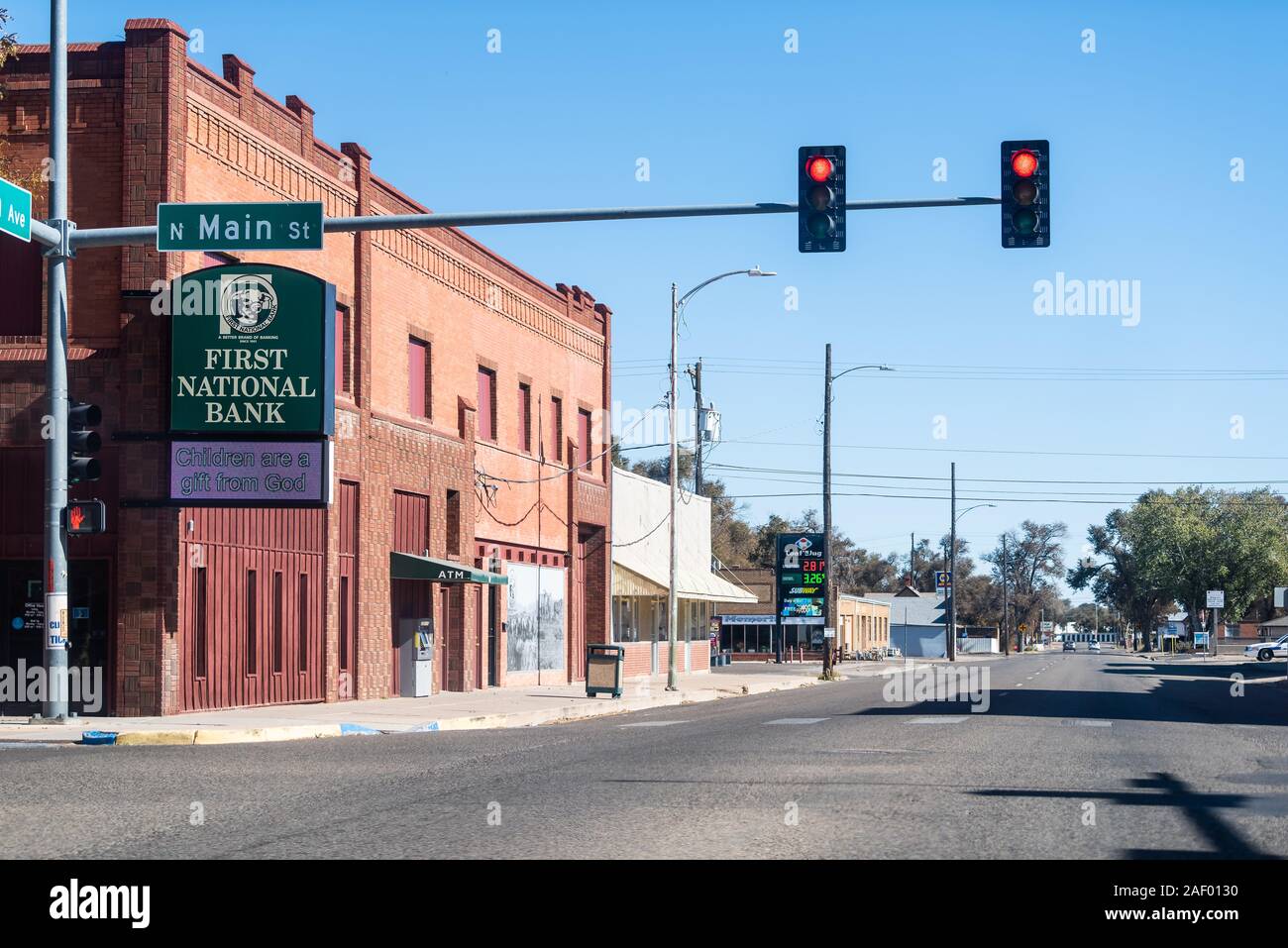 Rocky Ford, USA - Oktober 13, 2019: Kleine Stadt in Colorado mit rotem Licht auf der Main Street Downtown und First National Bank Stockfoto