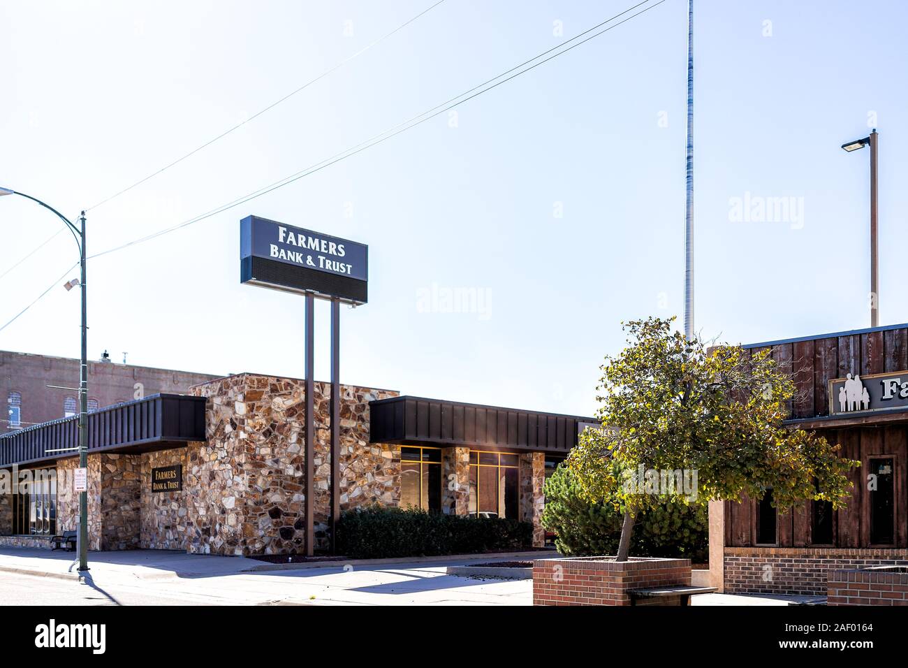 Larned, USA - Oktober 14, 2019: Kleine Stadt in Kansas mit Äußeren des Gebäudes für kleine Bauern Bank und Vertrauen Stockfoto