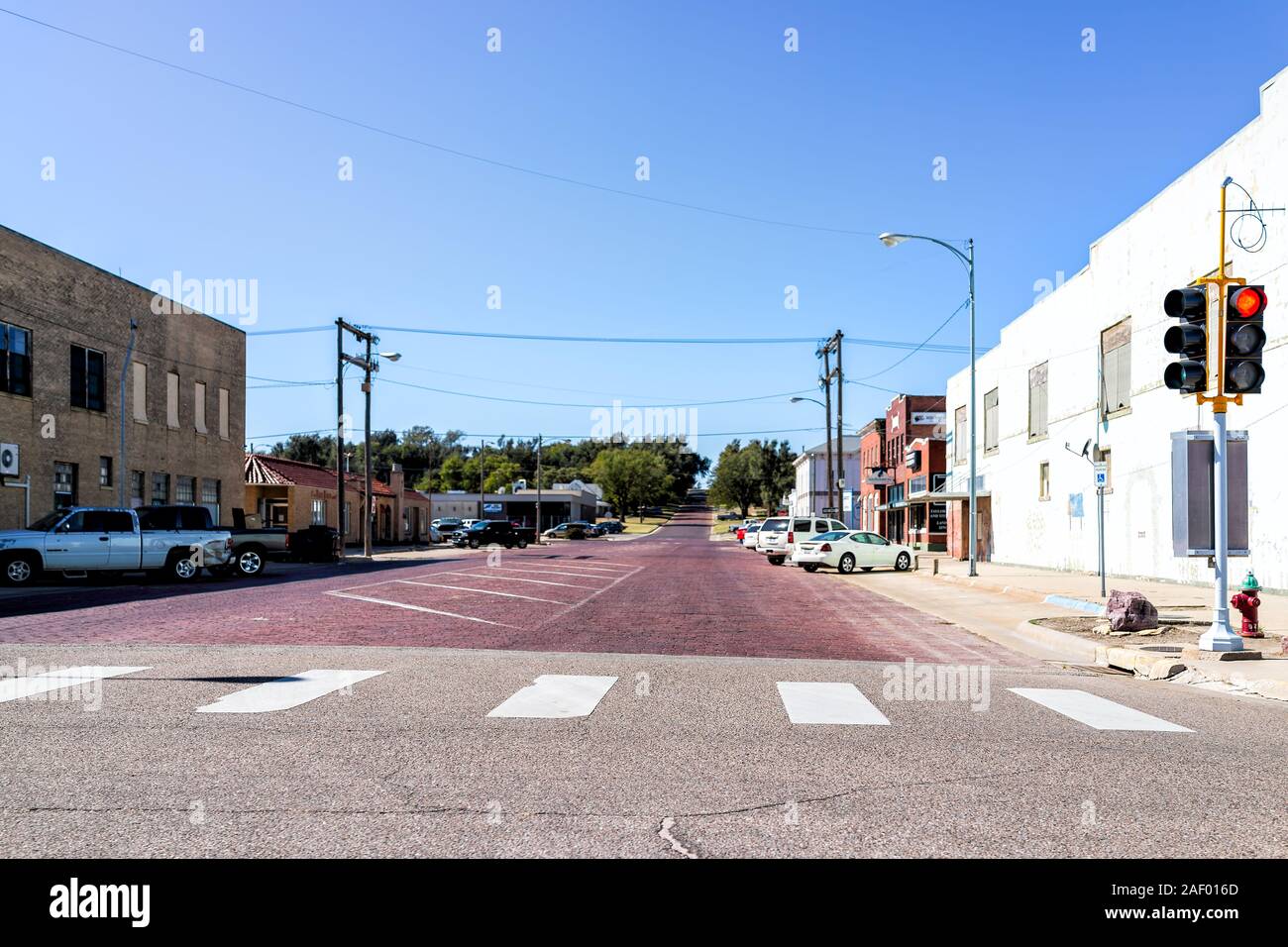 Larned, USA - Oktober 14, 2019: Kleine Stadt in Kansas mit Straße der Innenstadt historische Architektur Western alte Gebäude Stockfoto