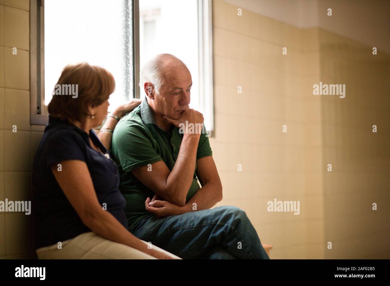 Frau trösteten älterer Mann. Stockfoto