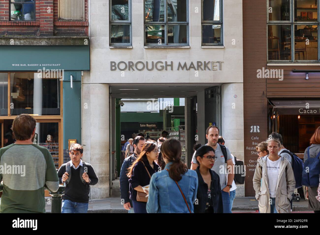London - 20. August 2019: Borough Market Eingang in der Nähe der London Bridge und Menschen zu Fuß vor der Stockfoto