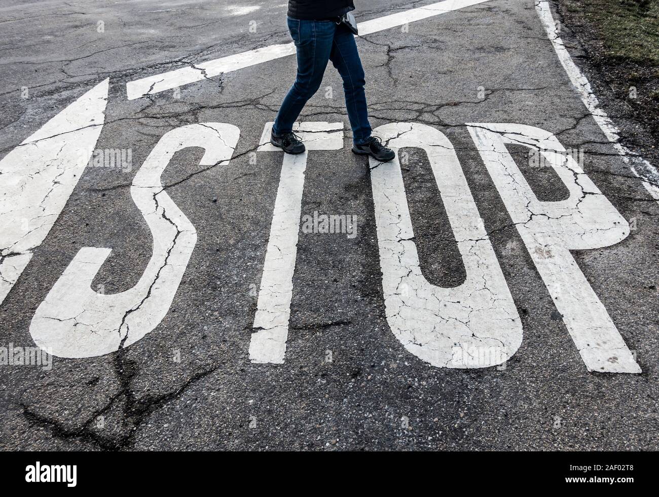 Frau zu Fuß über Stop signalisieren. Stockfoto