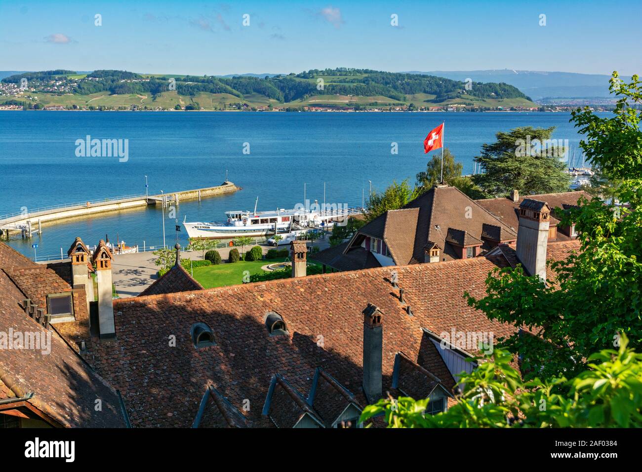 Schweiz, Kanton Freiburg, Murten, Murten in französischer Sprache, Blick auf den Murtensee / Lac de Morat, Fähre und Tour Boat Landing Stockfoto