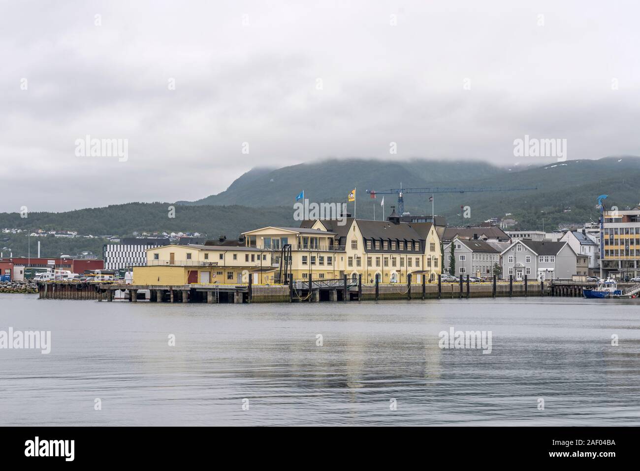 HARSTAD, Norwegen - 12. Juli 2019: Polarkreis fjord Stadtbild der kleinen Stadt Hafen mit alten Gebäuden, unter hellen trübe Licht schoss am 12. Juli 2019 Stockfoto