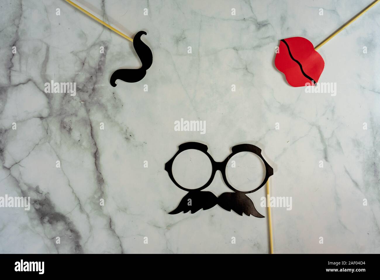 Party Spaß gefälschte Papier Zubehör mit Marmor Hintergrund. Stockfoto